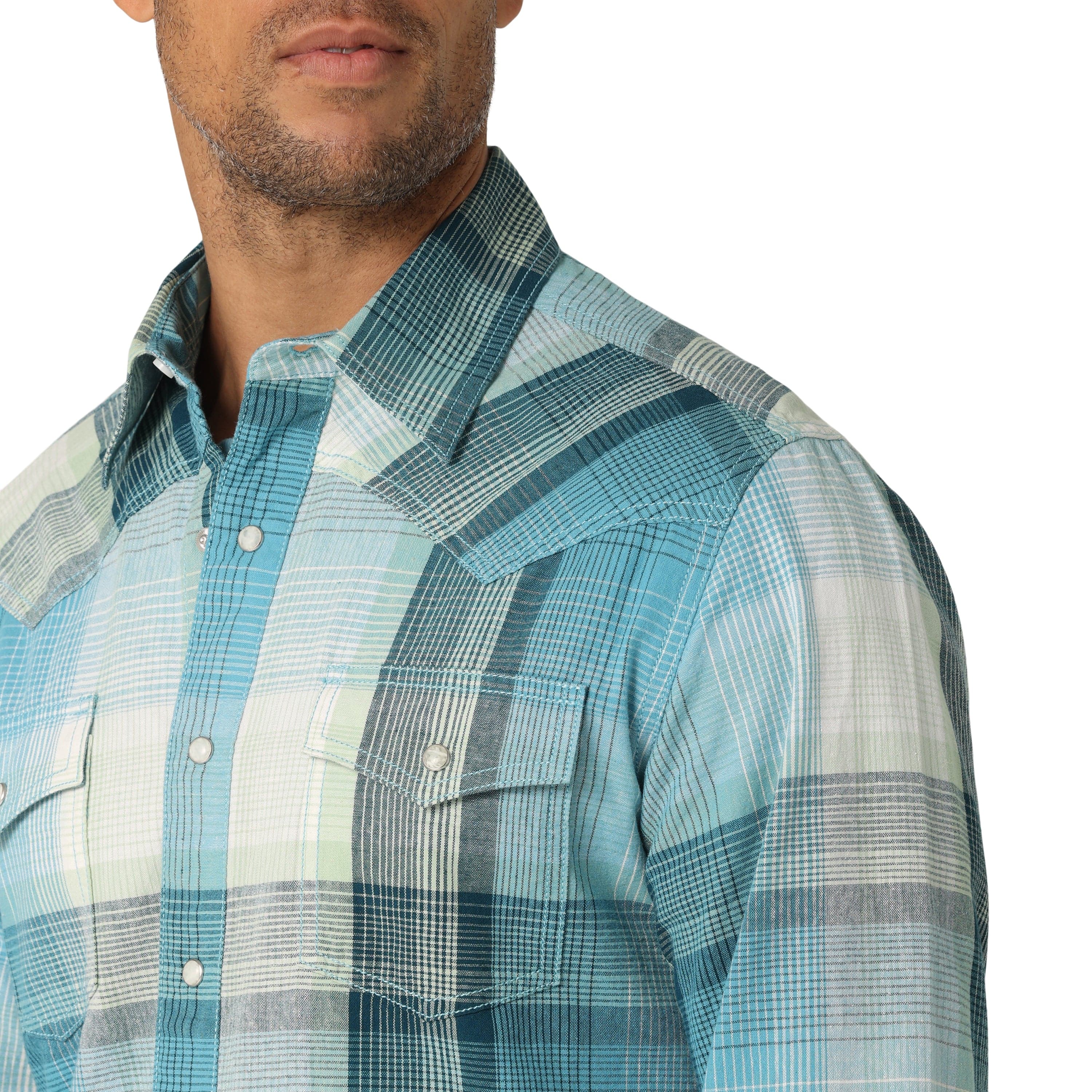 Wrangler Men's Blue Light Plaid Slim Fit Long Sleeve Snap Shirt